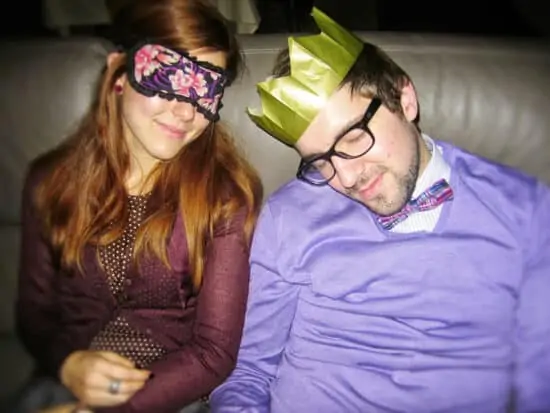Ik en mijn vriendin doen een dutje in de zetel na een geslaagde kerstavond