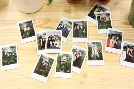 Polaroids van een blogevenement op een houten tafel