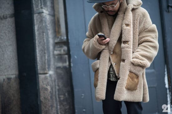 Stijlvolle man draagt beige winterjas uit vals 'teddy'-bont - 10 leuke street style blogs voor modeliefhebbers