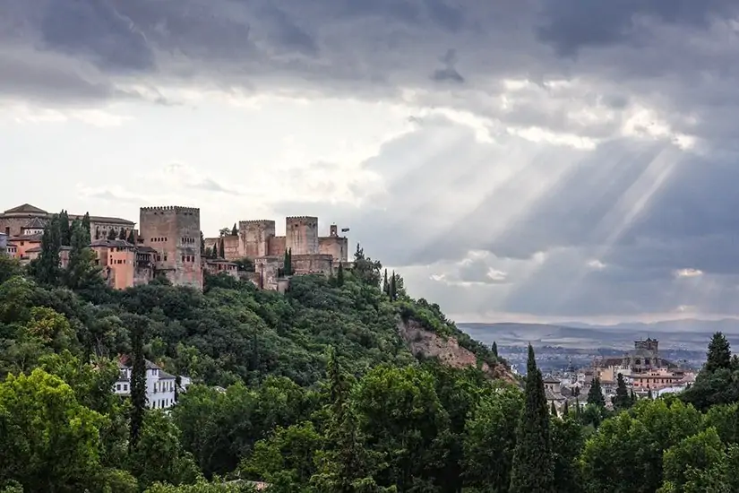 Panorama met het Alhambra: het overbekende Moorse bastion, de parel van Granada.