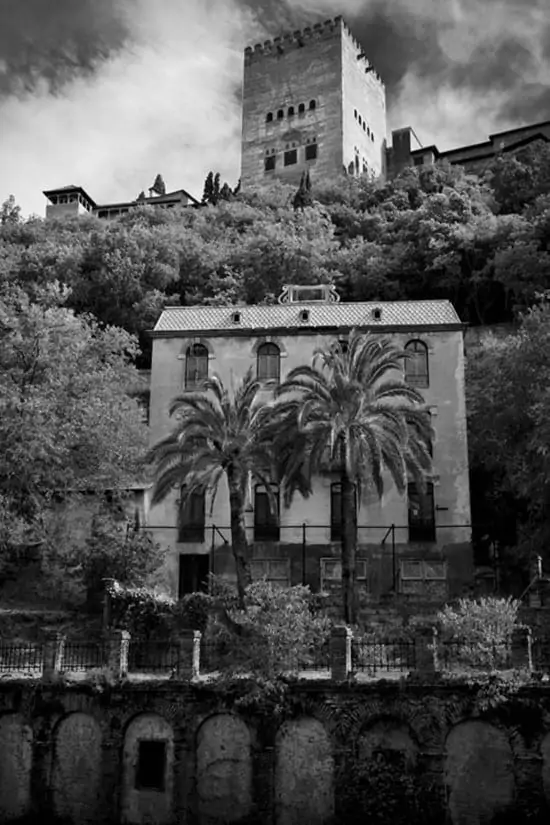 Alhambra in Granada met verlaten gebouw op voorgrond