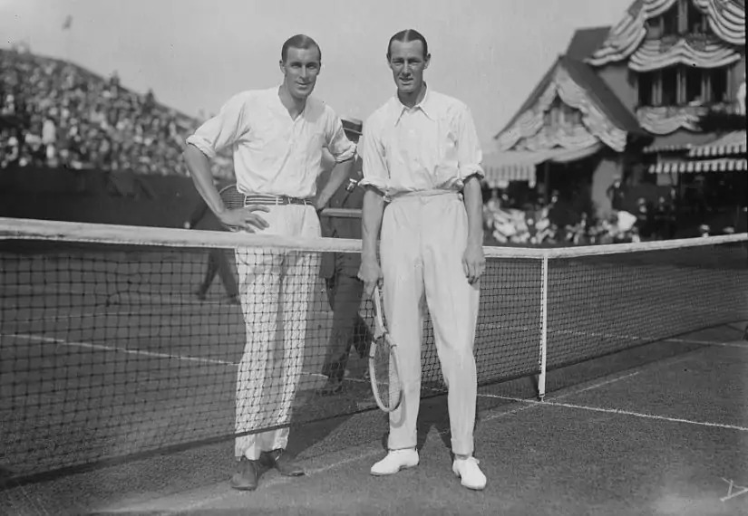 Tenniskledij vóór Lacoste: Bill Tilden en James Anderson, Davis Cup 1922 - The Polo Shirt - AGMJ