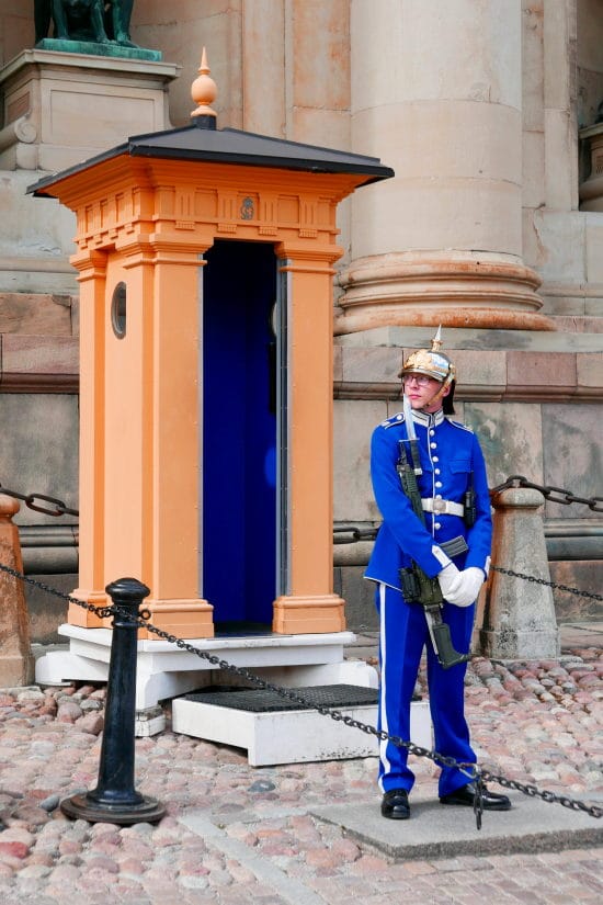 Citytrip Stockholm - Soldaat houdt de wacht voor het Kungliga slottet