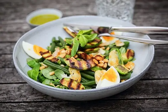 Groene zomersalade met halloumi en gegrilde avocado - Recept - via AGMJ