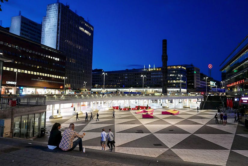 Citytrip Stockholm - 10 bezienswaardigheden die je niet mag missen - Sergels Torg by night - door Laurens M - via AGMJ