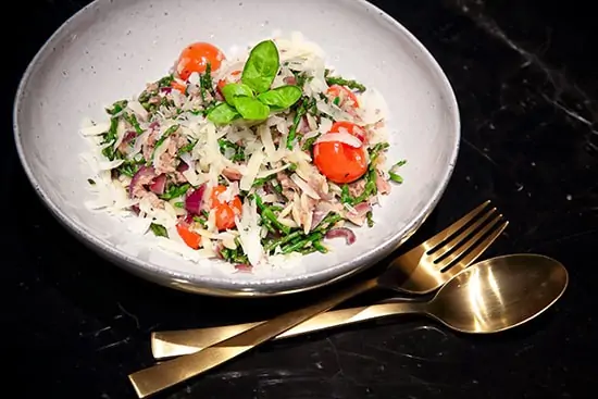 Risoni pastasalade met tonijn, zeekraal en kerstomaatjes - recept - door Laurens M - via AGMJ