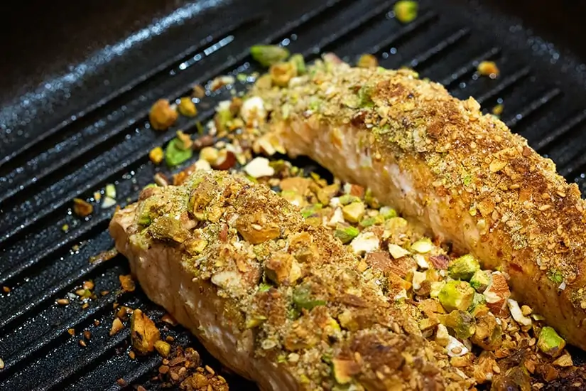 Gegrilde zalm met dukkah op een bedje van erwtenpuree met munt