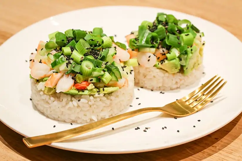 Open sushi met roze garnalen avocado en lente-ui - AGMJ - S - 1