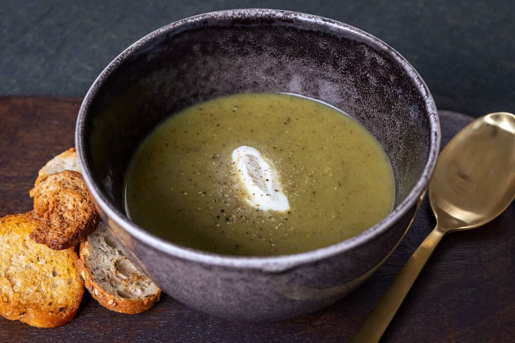 Courgettesoep met tijm en zure room - Recept soep - AGMJ
