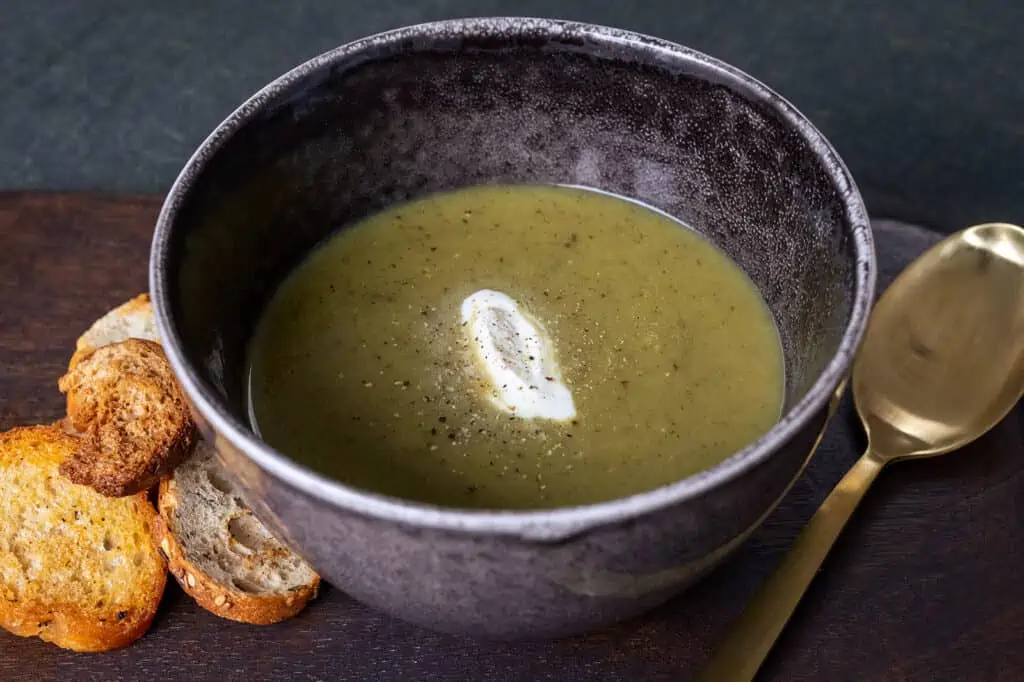 Courgettesoep met tijm en zure room - Recept soep - AGMJ