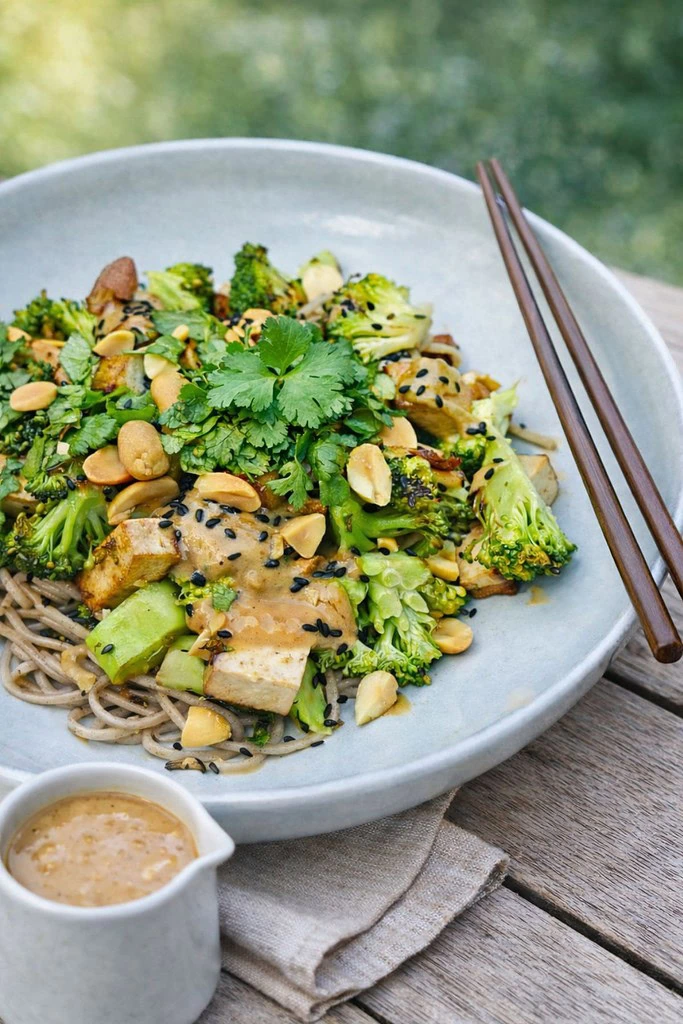 Soba noodles met gegrilde broccoli, gerookte tofu en pindasaus